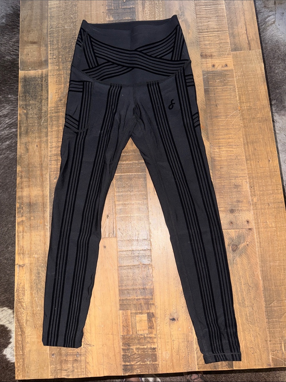 High-Waist Black Seamless Compression Leggings with Textured Stripes